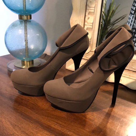 Heels - Picture 3 of 4